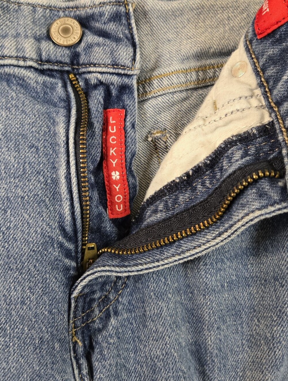 Lucky Brand Light Blue Relaxed Jeans with Red Tag
